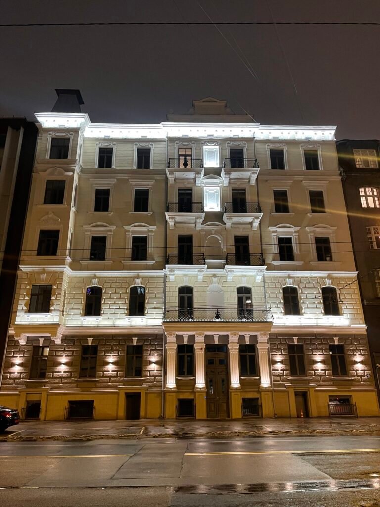 Izgaismota fasāde Rīgā